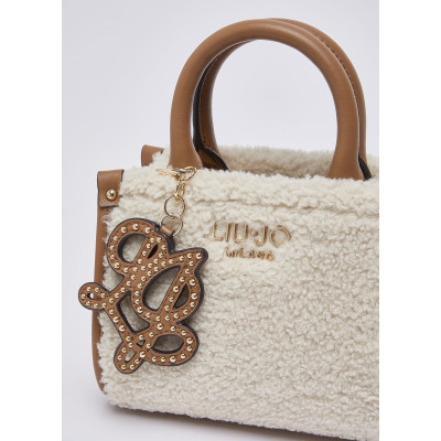 Liu Jo bolso mini peluche borreguillo beige AF6102 detalle acabado y logo