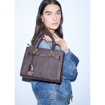 Liu Jo Manhattan M Tote Marrón Monograma AF6086 | Lázaro Zapaterías