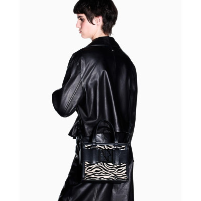 Bolso Tote Armani Exchange Estampado Animal XW000392 interior forrado y capacidad