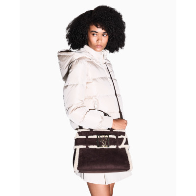 Bolso Shopper Armani Exchange Ante Borreguito Marrón XW000285 detalle herrajes y tiradores