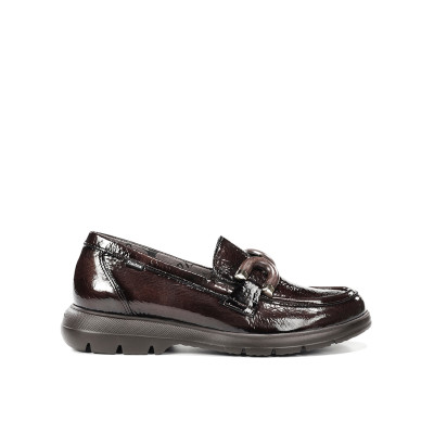 Mocasines Fluchos Mujer Gladis charol marrón estribo metálico vista lateral