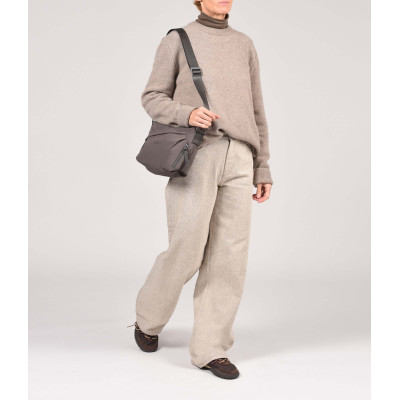 Bandolera pequeña KCB Zig taupe perspectiva lateral