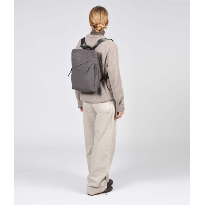 Mochila antirrobo KCB Zig taupe detalle lateral bolsillos