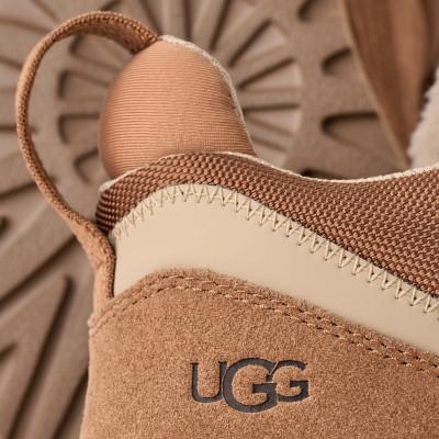 Detalle talon y tirador zapatillas UGG Lowmel
