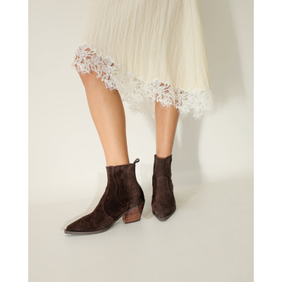 Botines Noa Harmon Wind modelo en entorno lifestyle