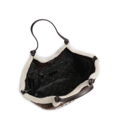 Bolso DKNY Paula Marrón Serraje detalle de materiales y logo
