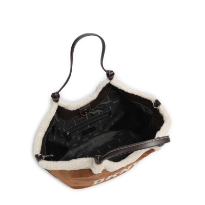 Bolso DKNY Paula Cuero Serraje detalle de materiales y logo