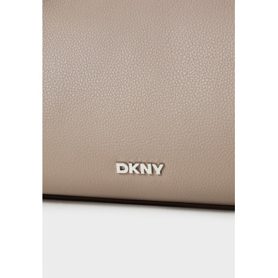 Bolso DKNY Hobo Gris Drapeado detalle de materiales y logo
