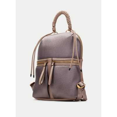 Mochila Hispanitas BI264946 marrón detalle perfil lateral y asa trenzada