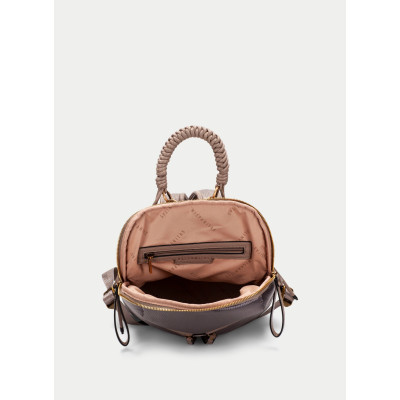 Mochila Hispanitas BI264946 marrón mujer puesta con look urbano
