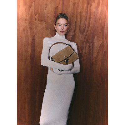 Bolso hombro Hispanitas BI264945 taupe detalle lateral y solapa
