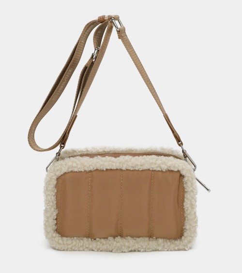 Estilo Versátil: Este bolso polar combina perfectamente con cualquier atuendo, ya sea casual o elegante.