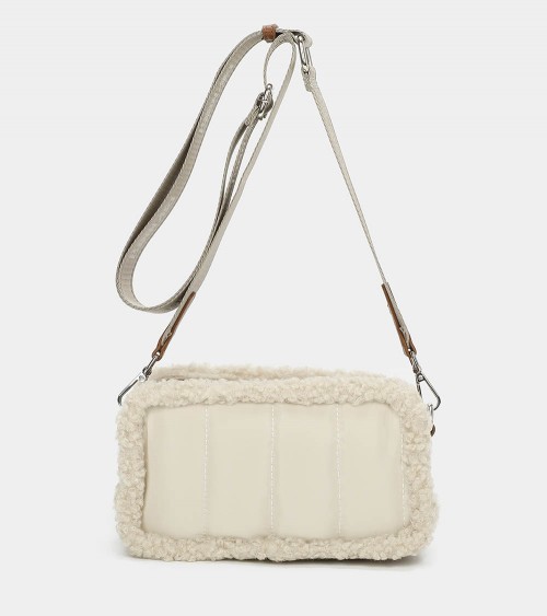 Estilo Versátil: Este bolso polar combina perfectamente con cualquier atuendo, ya sea casual o elegante.