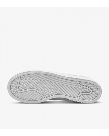 Durabilidad y Tracción: Con la suela de goma de las Nike Court Legacy Lift.