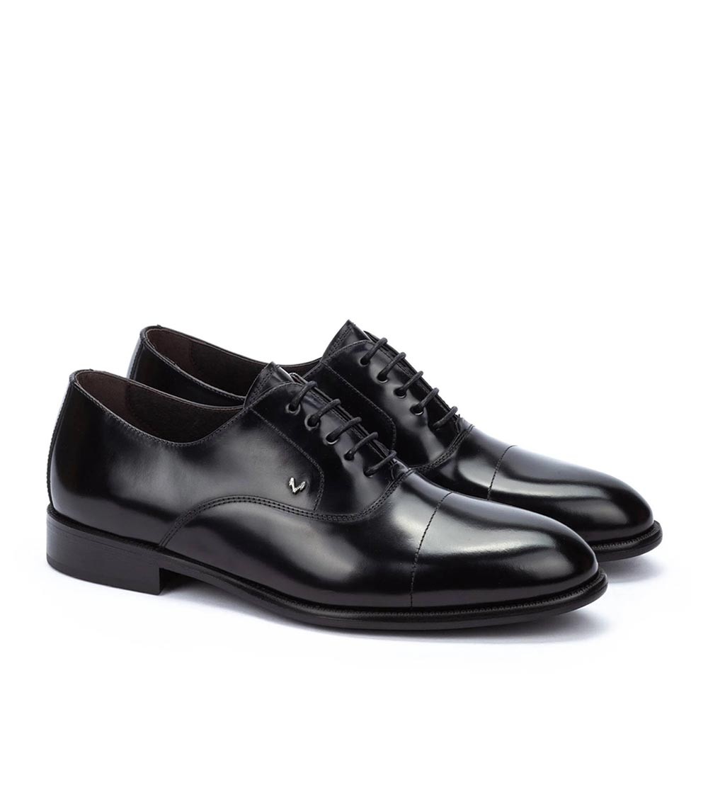 Descubre el brillo único de los zapatos Florentic Negro ARLINGTON, diseñados para destacar.