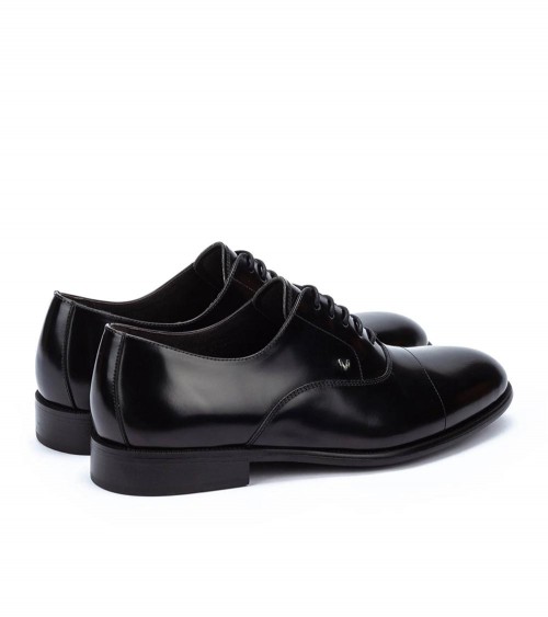 Descubre el brillo único de los zapatos Florentic Negro ARLINGTON, diseñados para destacar.