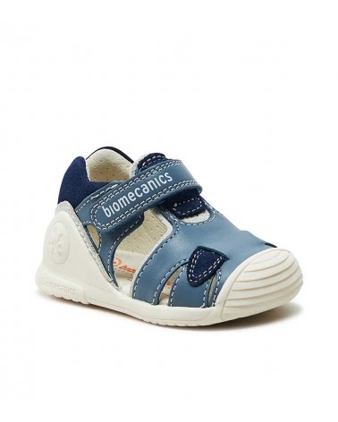 Confort y estilo se unen en las botitas sandalia Biomecanics azul índigo para niños, disponibles en Lazaro Zapaterías.