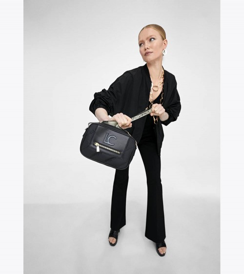 Eleva tu estilo con el bolso bandolera acolchado negro de Lola Casademunt, disponible en Lazaro Zapaterías.