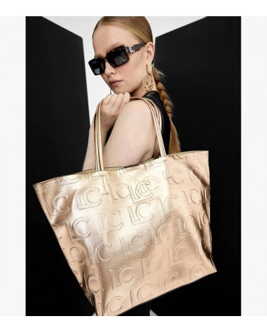 Ilumina tu estilo con el brillante Bolso Shopper Metalizado Oro de Lola Casademunt.
