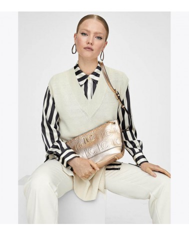 Transforma tu look con el bolso bandolera metalizado oro de Lola Casademunt, disponible en Lazaro Zapaterías