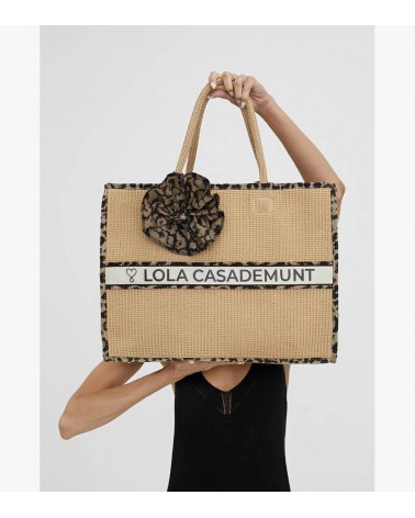 El complemento perfecto: Bolso Capazo de Lola Casademunt para un look urbano sofisticado.