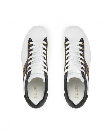 Un toque de elegancia: Disfruta del estilo único de las zapatillas Guess Nola II.