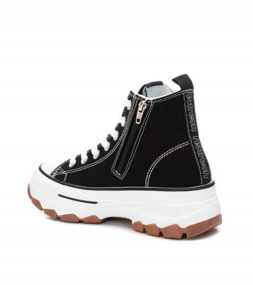 Llévate el estilo urbano a tus pies con las zapatillas botín Refresh en negro.