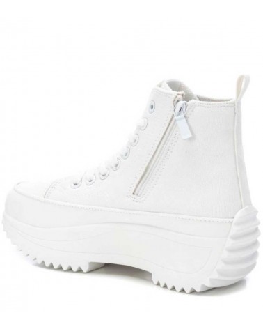 Detalle cremallera. Siente el confort en cada paso con las bota zapatilla blancas Refresh, disponibles en Lázaro Zapaterías.