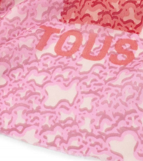 Añade un toque de rosa a tus días fríos con el Pañuelo Modal de TOUS, disponible en Lázaro Zapaterías.