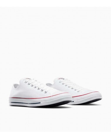 Diseño icónico y confort diario con las zapatillas Converse blancas.