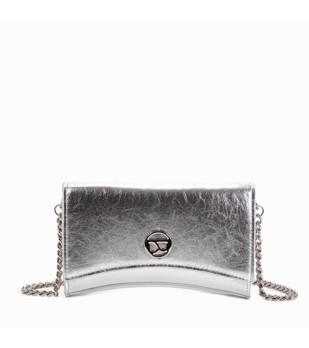 Bolso bandolera Lisa 117404 en color metal plata, ideal para un look elegante y sofisticado.