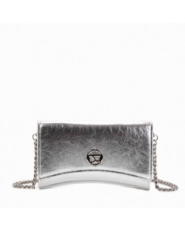 Bolso bandolera Lisa 117404 en color metal plata, ideal para un look elegante y sofisticado.