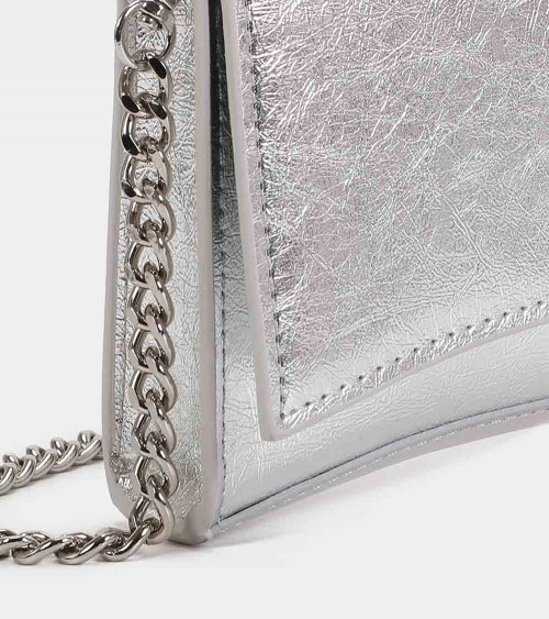 Bolso bandolera Lisa 117404 en color metal plata, ideal para un look elegante y sofisticado.