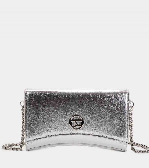 Bolso bandolera Lisa 117404 en color metal plata, ideal para un look elegante y sofisticado.