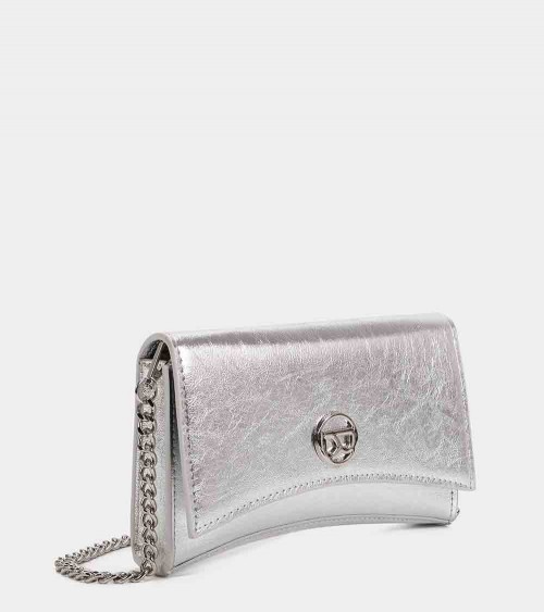 Bolso bandolera Lisa 117404 en color metal plata, ideal para un look elegante y sofisticado.