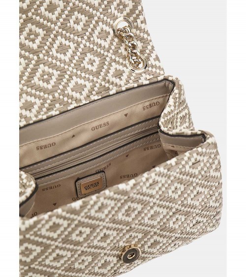 Mini Bandolera Taupe Blanco Rianee Geométrica de Guess en rafia con detalles dorados pálidos, vista completa del diseño.