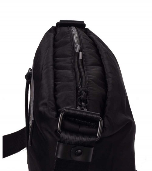 Vista frontal del Bolso KCB 3045 para Mujer en color negro, ideal para uso diario