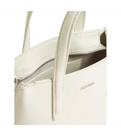 Vista frontal del Bolso Tote Calvin Klein CK K60K611873 PC4 para Mujer en color beige, diseño elegante y funcional