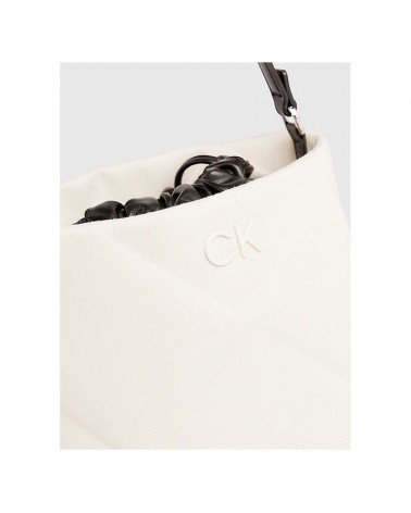 Detalle del monograma icónico de Calvin Klein en el Bolso Saco 2 en 1 CK K60K611752PC4, elegancia y distinción.