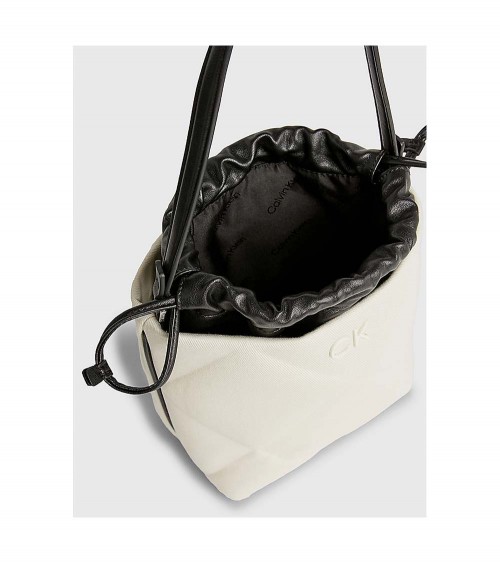 Correas ajustables del Bolso Saco 2 en 1 Calvin Klein CK K60K611752PC4, para mayor versatilidad en su uso.