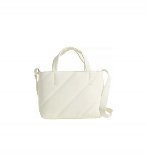 Vista frontal del Bolso Box Calvin Klein CK K60K611957 YAN para Mujer en color blanco Papyrus, con diseño acolchado