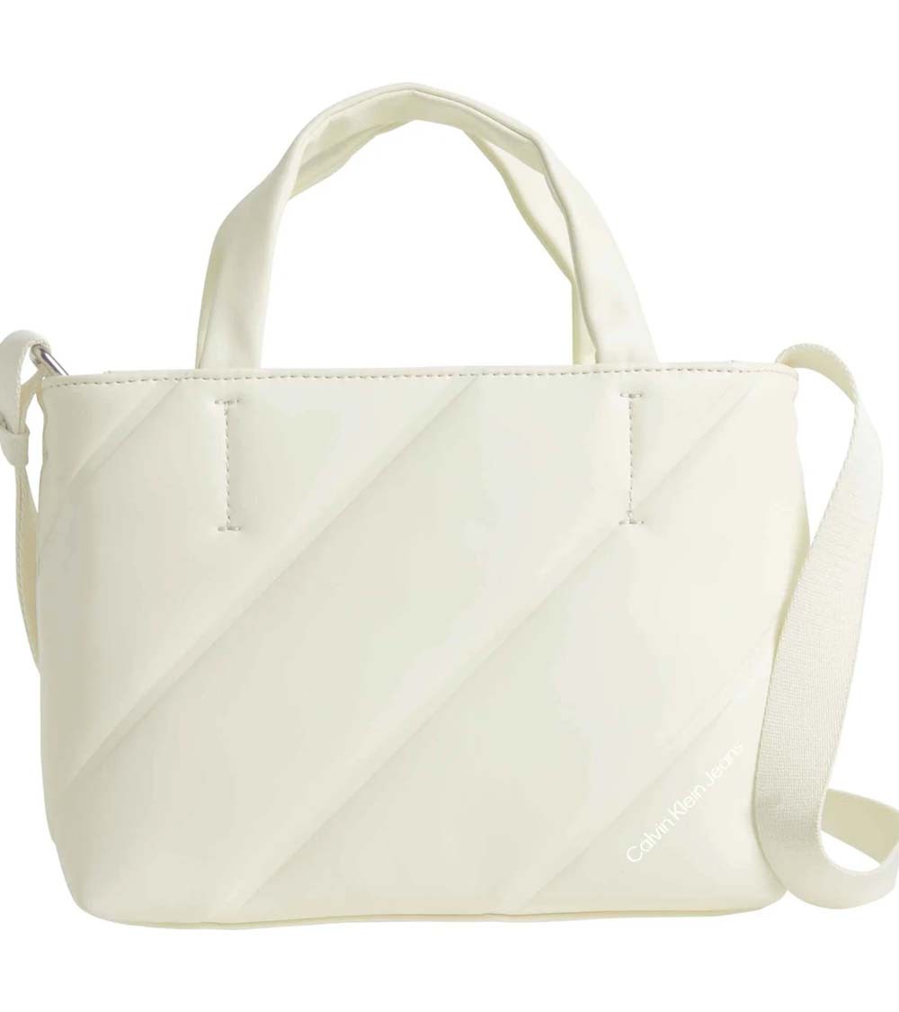 Vista frontal del Bolso Box Calvin Klein CK K60K611957 YAN para Mujer en color blanco Papyrus, con diseño acolchado