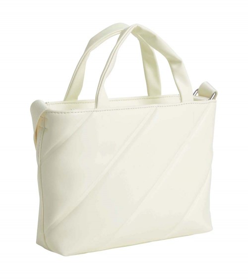 Vista frontal del Bolso Box Calvin Klein CK K60K611957 YAN para Mujer en color blanco Papyrus, con diseño acolchado