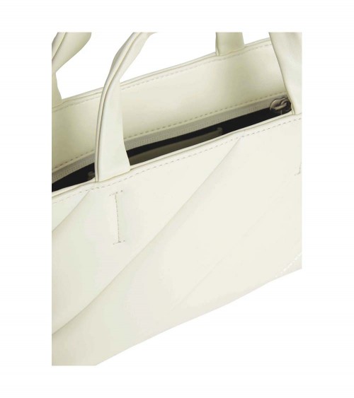 Vista frontal del Bolso Box Calvin Klein CK K60K611957 YAN para Mujer en color blanco Papyrus, con diseño acolchado