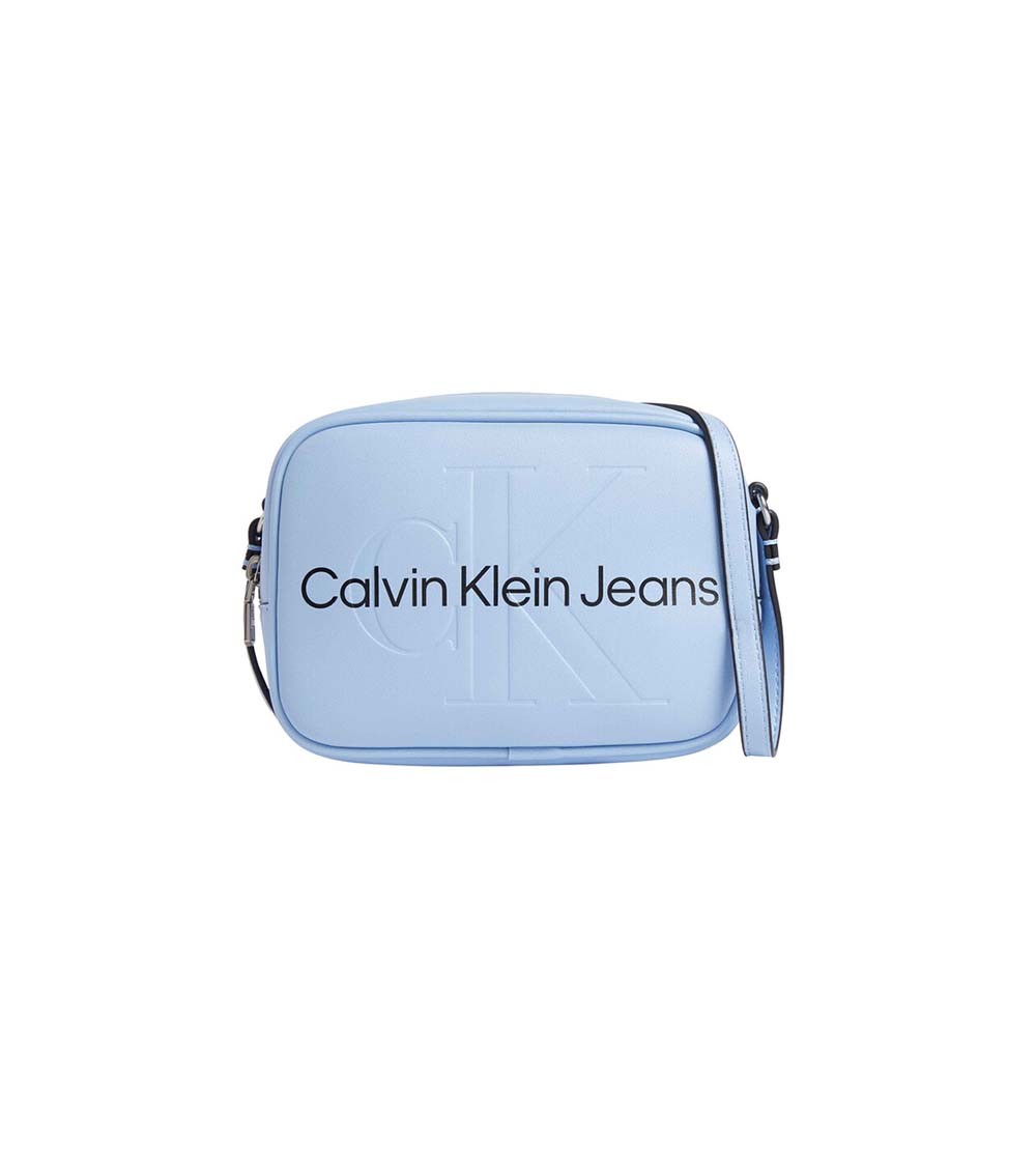 Vista frontal del Bolso Calvin Klein CK K610275 CEZ para Mujer en color celeste 'Blue Shadow', con diseño elegante y moderno