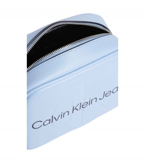 Vista frontal del Bolso Calvin Klein CK K610275 CEZ para Mujer en color celeste 'Blue Shadow', con diseño elegante y moderno