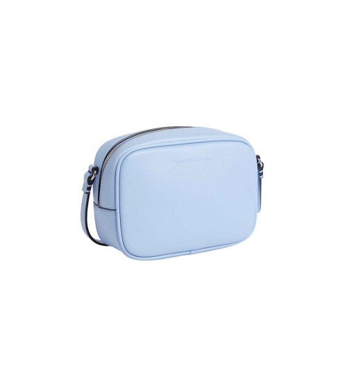 Vista frontal del Bolso Calvin Klein CK K610275 CEZ para Mujer en color celeste 'Blue Shadow', con diseño elegante y moderno