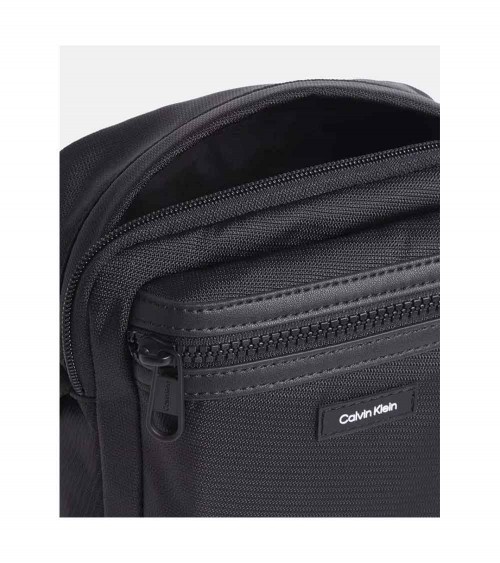 Vista frontal de la Bandolera Vertical Calvin Klein CK K511639 BEH para HOMBRE en color negro, con diseño moderno y compacto