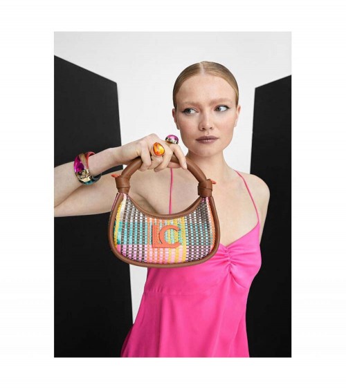 Bolso pequeño de rafia multicolor Lola Casademunt 2404016, ideal para un look veraniego.