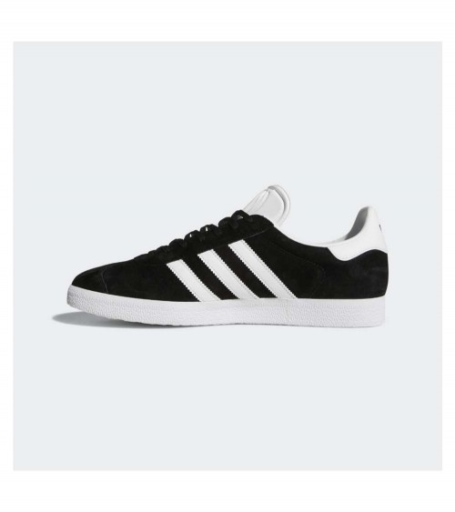 Zapatillas Adidas Gazelle en Core Black, un ícono del estilo urbano.